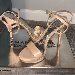Nude heel (sandal)